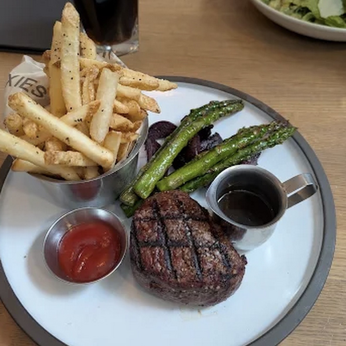 レストラン・ホストスタッフ｜Moxies／トロントの画像