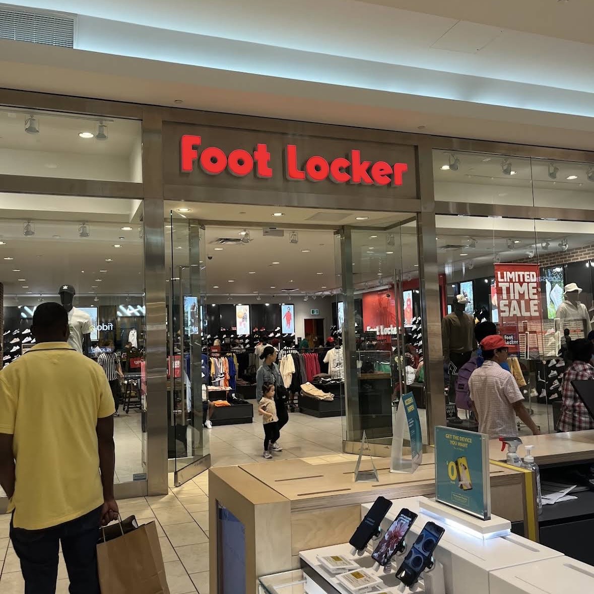 スニーカー販売スタッフ｜Foot Locker／トロントの画像